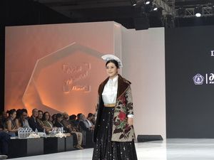 Bupati Brebes Ikut Catwalk di Jogja Fashion Week, Pamerkan Batik Salem