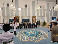 Gibran Kukuhkan 76 Anggota Paskibraka 2026 di Istana Negara