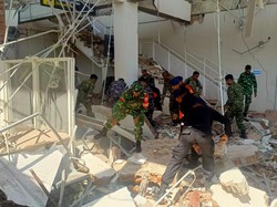 Brimob Polda NTT Bantu Evakuasi Korban dari Reruntuhan Usai Gempa M 7,7