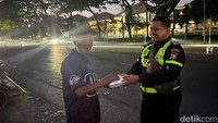 Berbagi Nasi Bungkus Usai Subuhan oleh Satlantas Polresta Sidoarjo