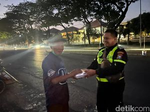 Berbagi Nasi Bungkus Usai Subuhan oleh Satlantas Polresta Sidoarjo