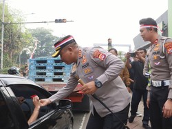 Polisi di Tangerang Bagikan Bendera Merah Putih ke Pengendara Jelang HUT RI
