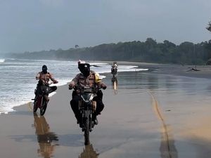 Perjalanan 9 Jam Polisi Antar Bendera Merah Putih ke Wilayah 3T di Pesisir Barat