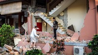 Video BMKG: Rumah, Pelabuhan hingga Hotel Rusak Akibat Gempa M 7 NTT