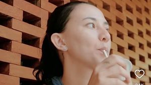 Potret Seru Dahlia Poland Saat Kulineran hingga Masak di Dapur