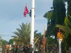 Prajurit TNI Panjat Tiang Turunkan Bendera Bulan Bintang di Masjid Raya Aceh