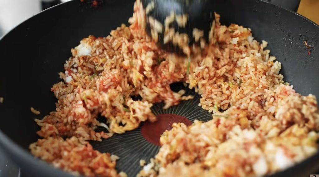Resep nasi goreng tumpeng merah putih yang pas untuk Agustusan ala Chef Devina Hermawan.