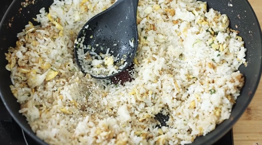 Resep nasi goreng tumpeng merah putih yang pas untuk Agustusan ala Chef Devina Hermawan.