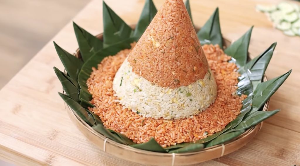 Resep nasi goreng tumpeng merah putih yang pas untuk Agustusan ala Chef Devina Hermawan.