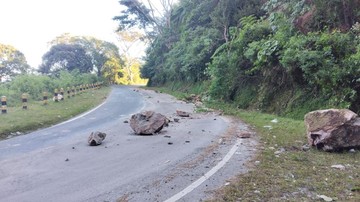 Tebing Longsor Tutup Jalan Usai Gempa di Flores, Kementerian PU Turun Tangan