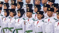Neeltje Deliana Jadi Pembawa Baki Penurunan Bendera HUT Ke-81 RI di Istana
