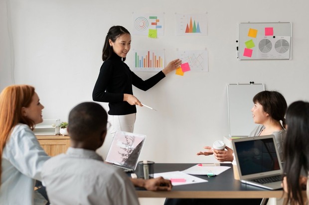 AI dapat membantu menyiapkan materi, tetapi manusia tetap dibutuhkan untuk menjelaskan, menjawab pertanyaan, dan menyesuaikan pesan dengan audiens/ Foto: Magnific.com/Magnific