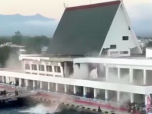 Video Detik-detik Bangunan di Pelabuhan Maumere Rontok Akibat Gempa M 7 NTT