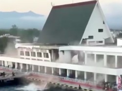 Video Detik-detik Bangunan di Pelabuhan Maumere Rontok Akibat Gempa M 7 NTT