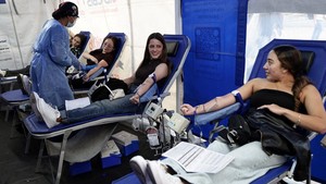 Bantu Korban Gempa, Warga Bogota Berbondong-bondong Donorkan Darah