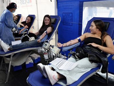 Bantu Korban Gempa, Warga Bogota Berbondong-bondong Donorkan Darah