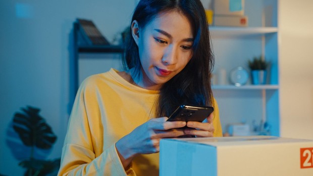 Beli barang mahal sebaiknya dilakukan setelah memastikan dana tunai benar-benar tersedia. Jangan mengandalkan tabungan jangka panjang atau kartu kredit untuk memenuhi pembelian tersebut. Pastikan pula anggaran dan kemampuan membayar tetap aman setelah transaksi dilakukan.