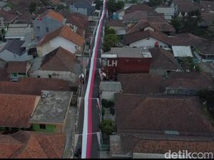 Menelusuri Kanopi Merah Putih Sepanjang 300 Meter di Cimalaka