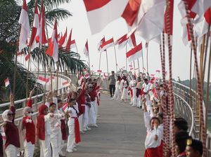 Jembatan Gentala Arasy Jambi Dihiasi 10.000 Bendera Merah Putih