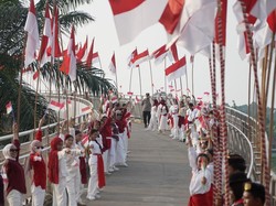 Jembatan Gentala Arasy Jambi Dihiasi 10.000 Bendera Merah Putih