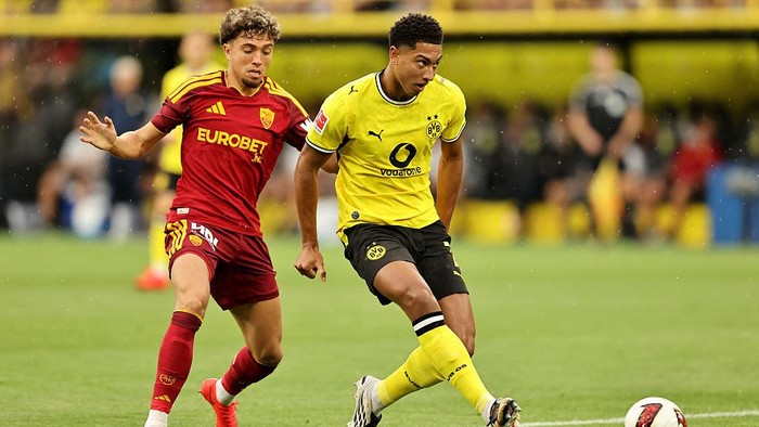 DORTMUND, GERMANY - AUGUST 15: Jobe Bellingham of Borussia Dortmund passes the ball while under pressure from Neil El Aynaoui of AS Roma during the pre-season friendly match between Borussia Dortmund and AS Roma at Signal Iduna Park on August 15, 202