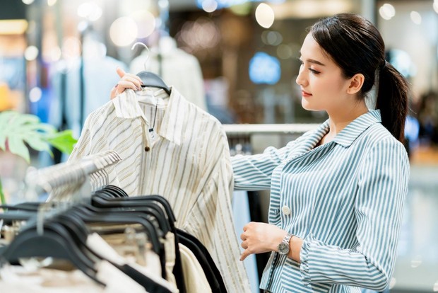 Cara menghindari impulse buying dapat dimulai dengan berhenti sejenak sebelum membeli barang yang diinginkan. Pertimbangkan apakah barang tersebut benar-benar dibutuhkan dan sesuai dengan kondisi keuangan. Kebiasaan ini membantu mengurangi pengeluaran yang tidak perlu.