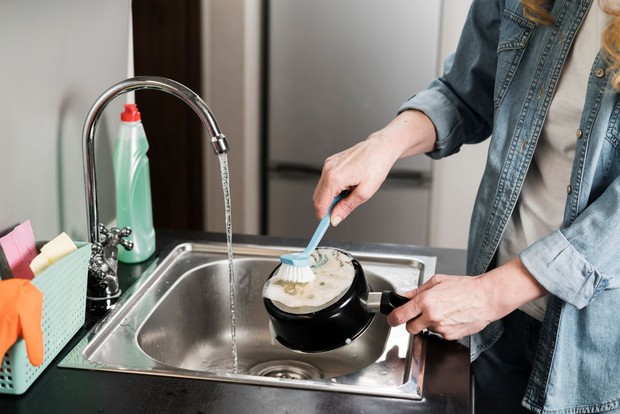 Cara merawat peralatan dapur perlu diperhatikan agar wajan cast iron tetap dalam kondisi baik. Hindari merendam wajan terlalu lama atau mencucinya dengan air dingin karena dapat memicu karat dan kerusakan pada permukaan. Bersihkan dengan air panas dan spons nonabrasif setelah digunakan.