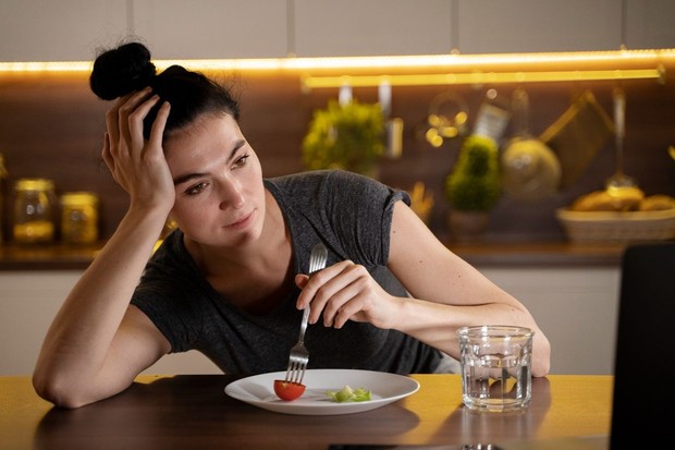 Diet terlalu ketat dapat membuat tubuh beradaptasi dengan menggunakan lebih sedikit energi, sehingga metabolisme justru melambat/ Foto: Magnific.com/Magnific