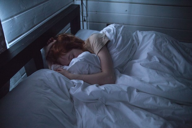 Digital sunset dapat diterapkan secara bertahap dengan mengurangi screen time sedikit demi sedikit agar rutinitas tanpa layar sebelum tidur lebih mudah dipertahankan.
