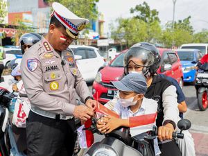 Pengendara di Bulungan Kaget Dicegat Polisi Dikira Razia, Ternyata Bagi Bendera