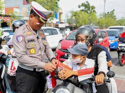 Pengendara di Bulungan Kaget Dicegat Polisi Dikira Razia, Ternyata Bagi Bendera