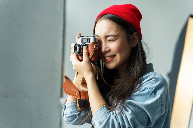 Fotografi menjadi ruang untuk menjauh sejenak dari layar sekaligus mengeksplorasi kreativitas melalui sudut pandang, cahaya, dan komposisi/ Foto: Magnific.om/Magnific