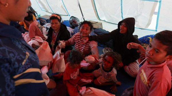 Gempa NTT Sisakan Duka, Warga Maumere Bertahan di Pengungsian dan Antre Makanan