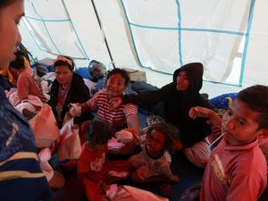 Gempa NTT Sisakan Duka, Warga Maumere Bertahan di Pengungsian dan Antre Makanan