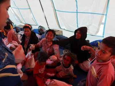 Gempa NTT Sisakan Duka, Warga Maumere Bertahan di Pengungsian dan Antre Makanan