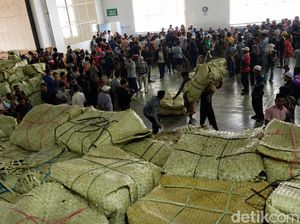 Melihat Riuhnya Petani Serbu Gudang Tembakau Usai Panen di Pamekasan