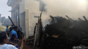 Ruko Bahan Kayu di Sidoarjo Terbakar, Api Nyaris Merembet ke Masjid