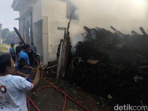 Ruko Bahan Kayu di Sidoarjo Terbakar, Api Nyaris Merembet ke Masjid