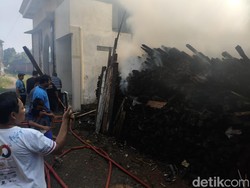 Ruko Bahan Kayu di Sidoarjo Terbakar, Api Nyaris Merembet ke Masjid