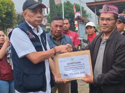 Wamensos Serahkan Santunan kepada Ahli Waris Korban Gempa Manggarai