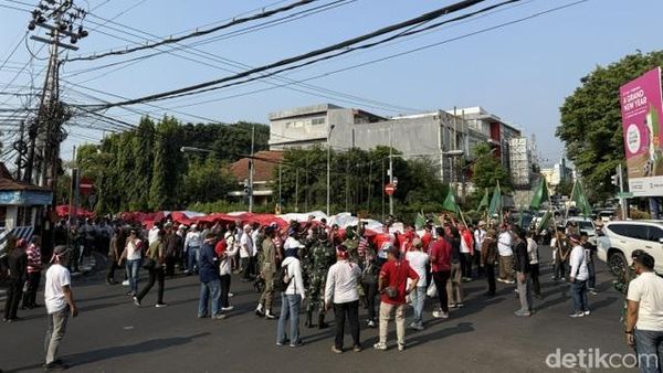 Kirab Bendera Merah Putih Raksasa oleh Ribuan Pemuda di Kota Kediri