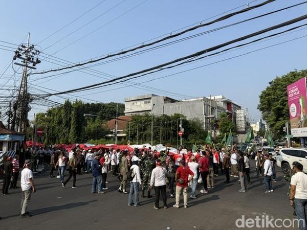 Kirab Bendera Merah Putih Raksasa oleh Ribuan Pemuda di Kota Kediri