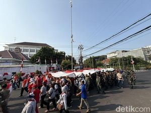 Pemuda di Kota Kediri Kirab Bendera Raksasa Merah Putih Menuju Gunung Klotok