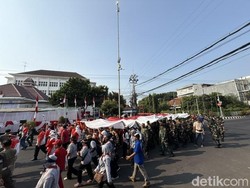 Pemuda di Kota Kediri Kirab Bendera Raksasa Merah Putih Menuju Gunung Klotok