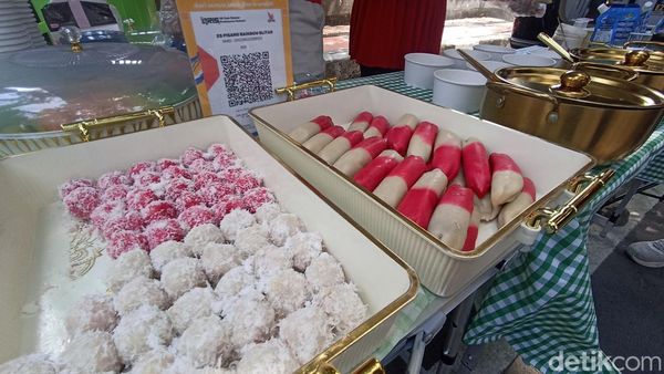 Foto: Kreativitas Pedagang Blitar Jual Es Pisang Merah Putih Jelang HUT RI