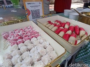 Foto: Kreativitas Pedagang Blitar Jual Es Pisang Merah Putih Jelang HUT RI