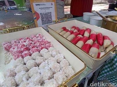 Foto: Kreativitas Pedagang Blitar Jual Es Pisang Merah Putih Jelang HUT RI