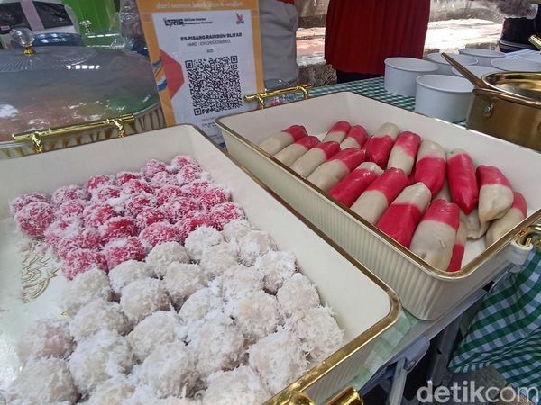 Foto: Kreativitas Pedagang Blitar Jual Es Pisang Merah Putih Jelang HUT RI