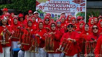 Lansia Tak Kalah Semangat, Angklung Meriahkan CFD Jakarta Jelang HUT RI