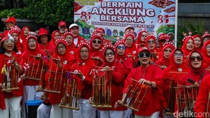 Lansia Tak Kalah Semangat, Angklung Meriahkan CFD Jakarta Jelang HUT RI
